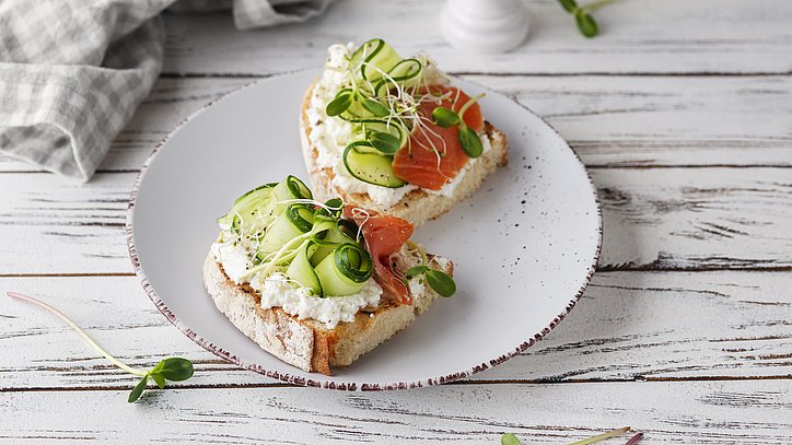 Zu sehen ein belegtes Brötchen.